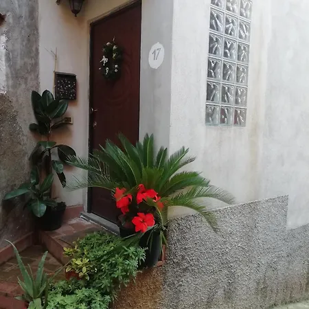 Homestay La Casa In Collina 17 *